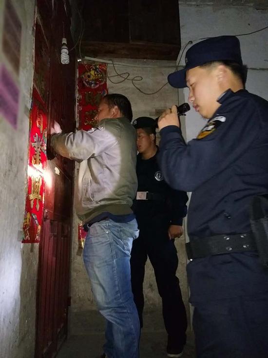 那曲地区粗心妈妈误将幼女锁家中 民警全城寻开锁师傅开门